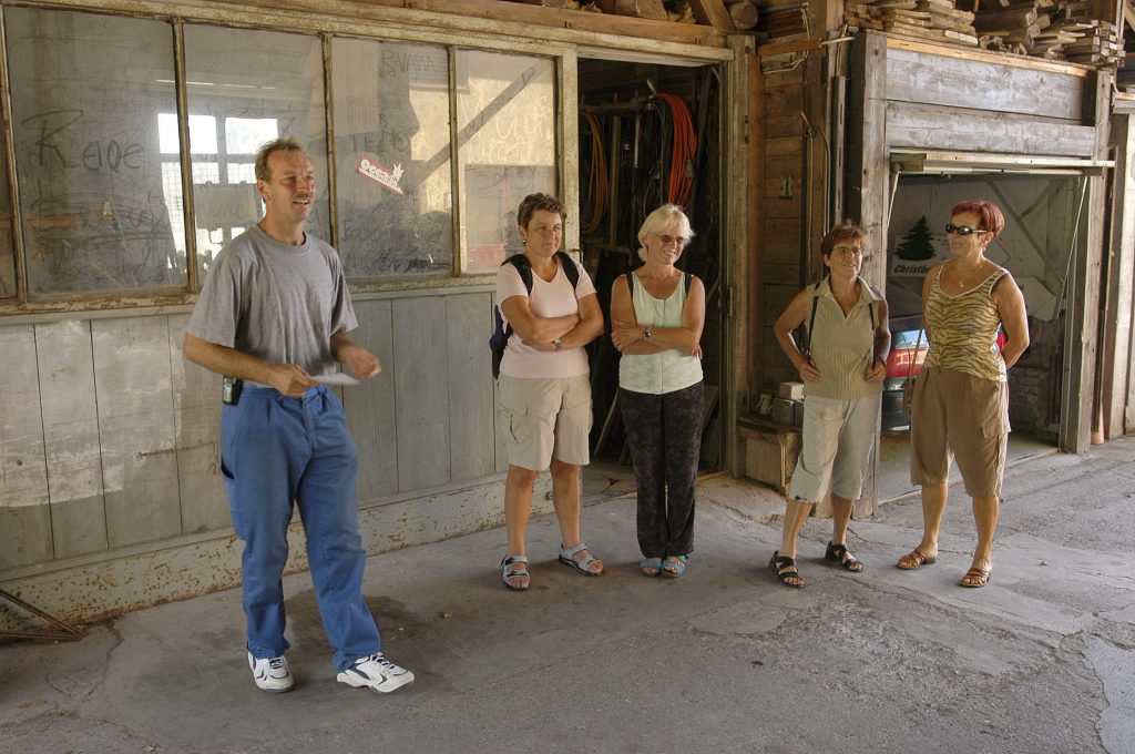 HERTENSTEIN/LU, 22. JULI 2003 - GENOSSENSCHAFT MIGROS LUZERN GMLU - LIEFERANT MIGROS AUS DER REGION ADR - BETRIEBSRUNDGANG BEI GEMUESEPRODUZENT THOMAS ZURMUEHLE, ZINNENSTRASSE 4, 6353 HERTENSTEIN: Thomas Zurmuehle mit Migros-Kunden bei Betriebsbesichtigung inmitten von Tomaten und Gurken. Landwirtschaft, Gaertnerei, Gemuesegaertner. ths/COPYRIGHT BY: E.T.STUDHALTER / GMLU